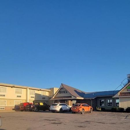 Days Inn By Wyndham West Branch Iowa City Area Екстериор снимка