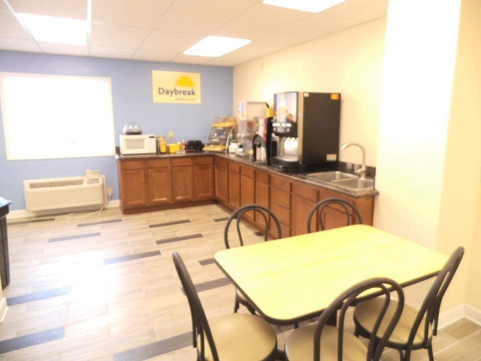 Days Inn By Wyndham West Branch Iowa City Area Екстериор снимка