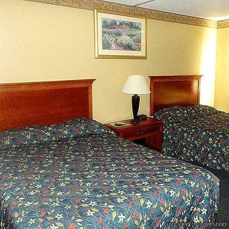Days Inn By Wyndham West Branch Iowa City Area Стая снимка