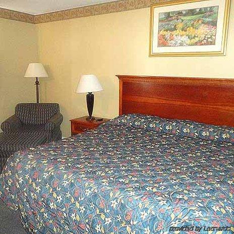 Days Inn By Wyndham West Branch Iowa City Area Стая снимка