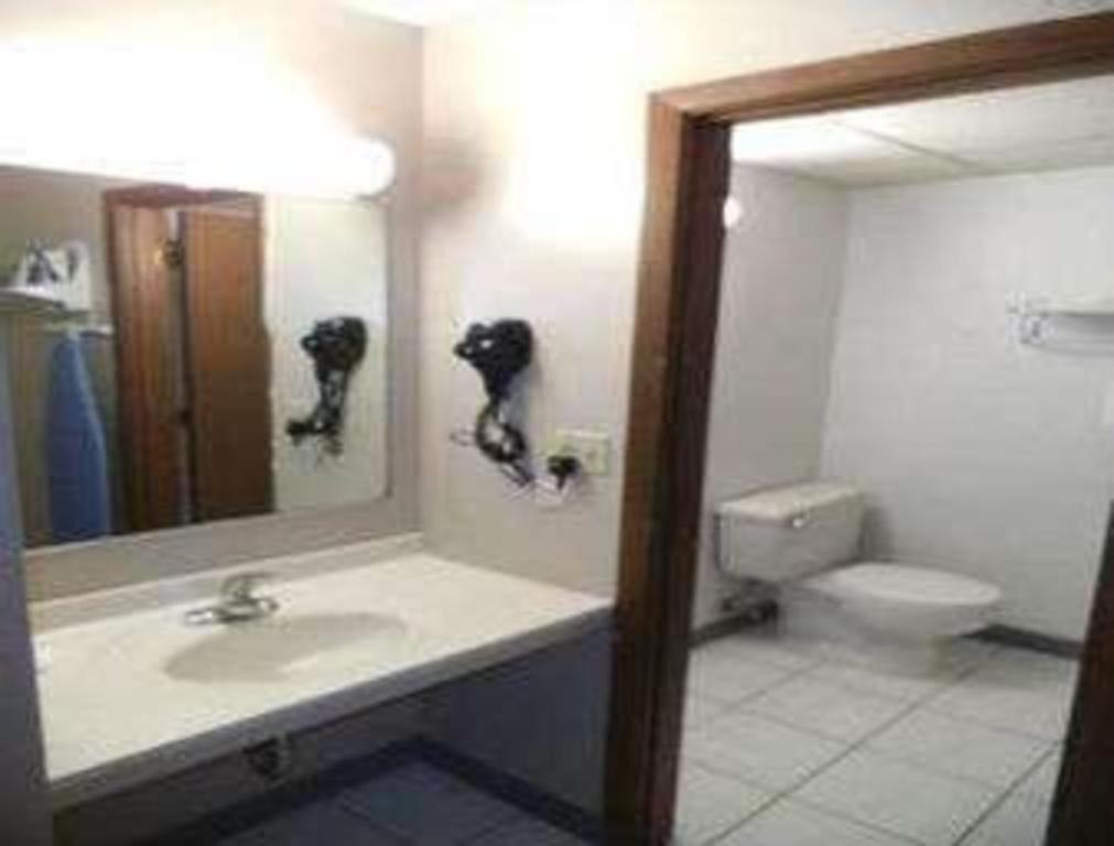 Days Inn By Wyndham West Branch Iowa City Area Екстериор снимка