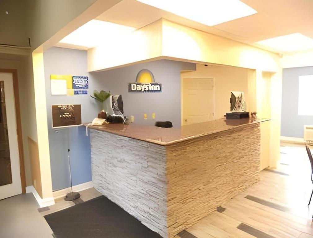 Days Inn By Wyndham West Branch Iowa City Area Екстериор снимка