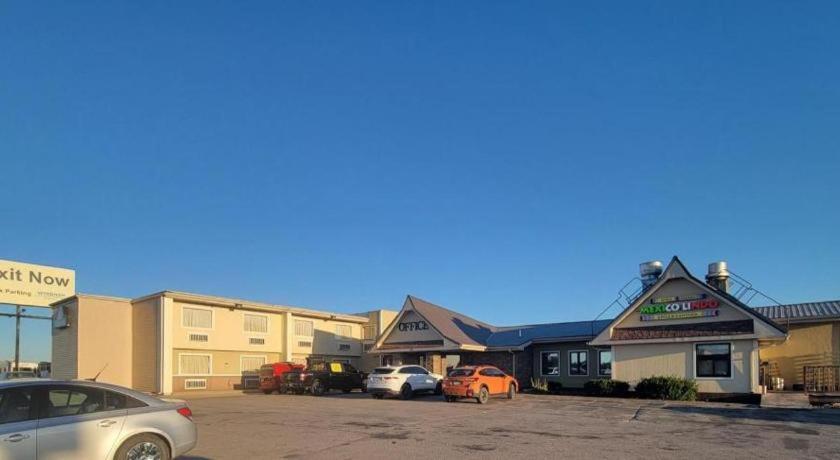 Days Inn By Wyndham West Branch Iowa City Area Екстериор снимка