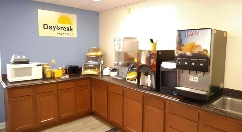 Days Inn By Wyndham West Branch Iowa City Area Екстериор снимка