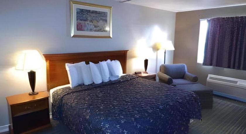 Days Inn By Wyndham West Branch Iowa City Area Екстериор снимка