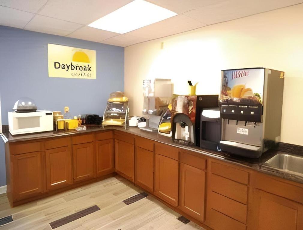 Days Inn By Wyndham West Branch Iowa City Area Екстериор снимка