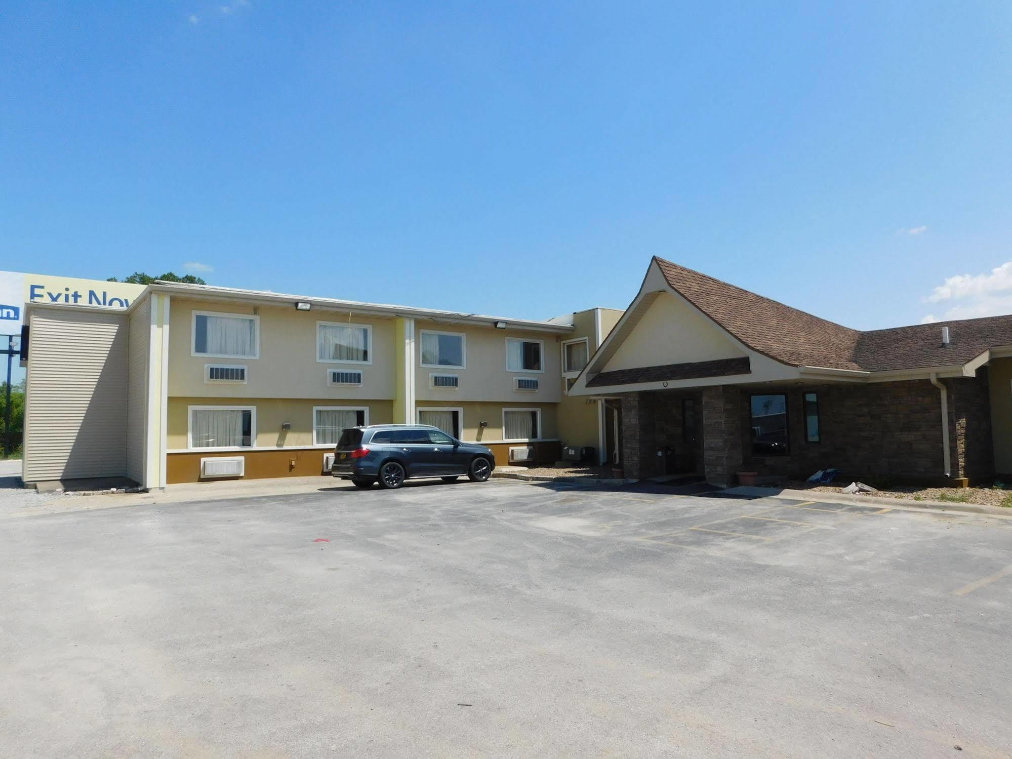 Days Inn By Wyndham West Branch Iowa City Area Екстериор снимка