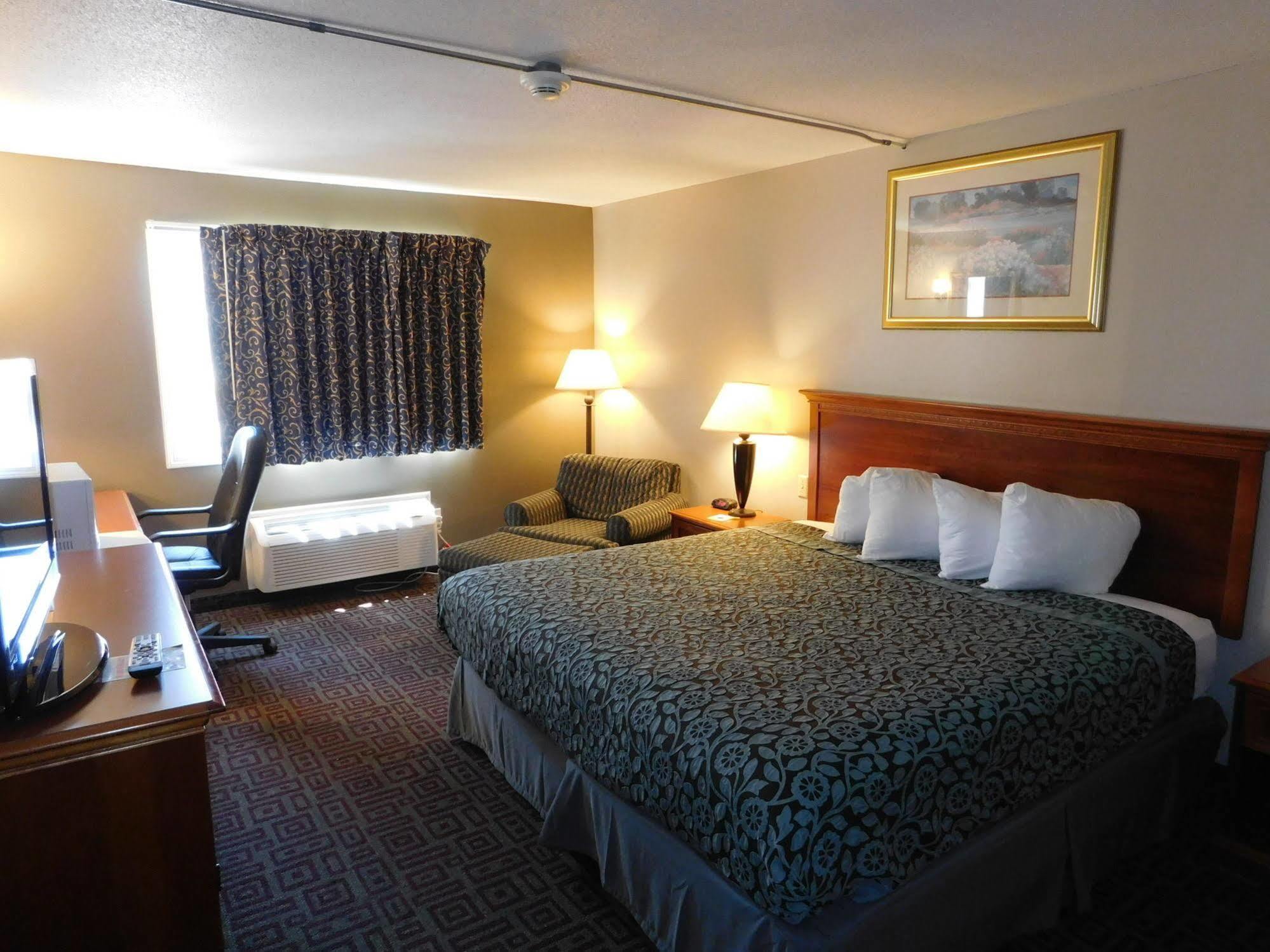 Days Inn By Wyndham West Branch Iowa City Area Екстериор снимка