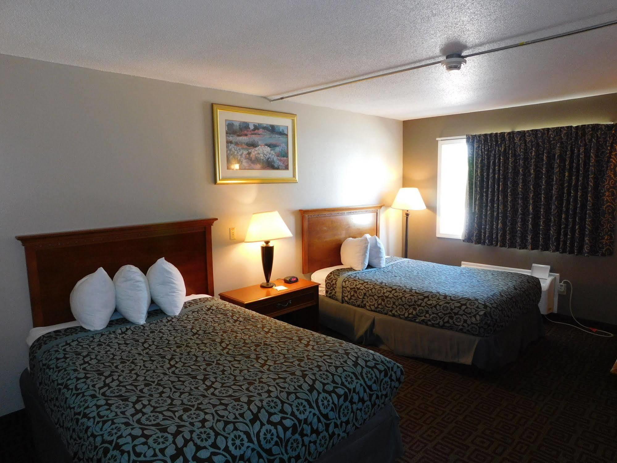 Days Inn By Wyndham West Branch Iowa City Area Екстериор снимка