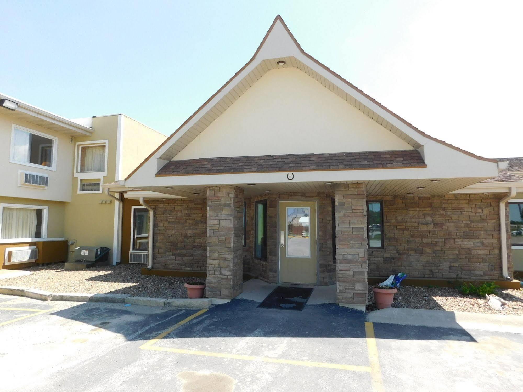 Days Inn By Wyndham West Branch Iowa City Area Екстериор снимка