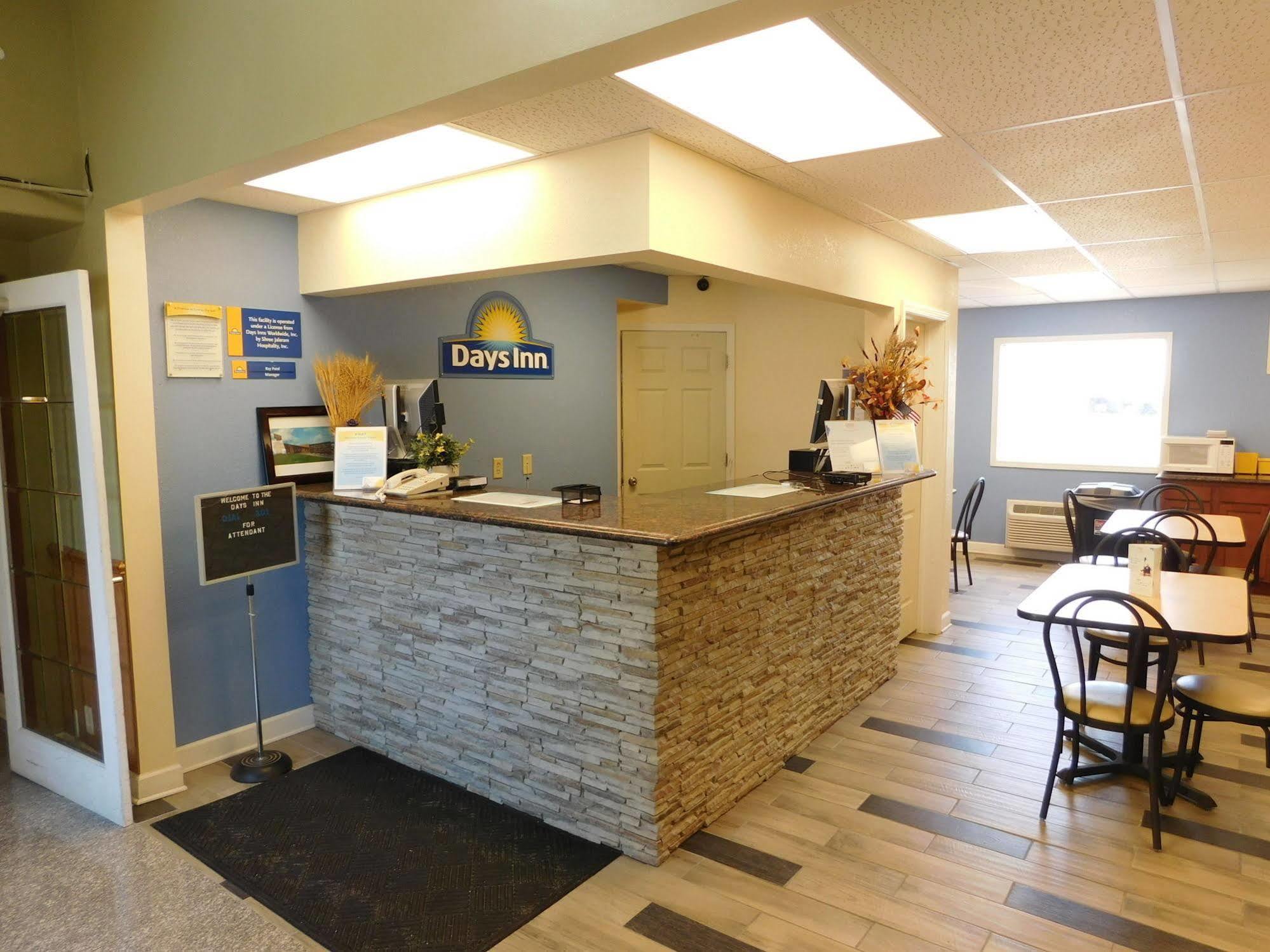 Days Inn By Wyndham West Branch Iowa City Area Екстериор снимка