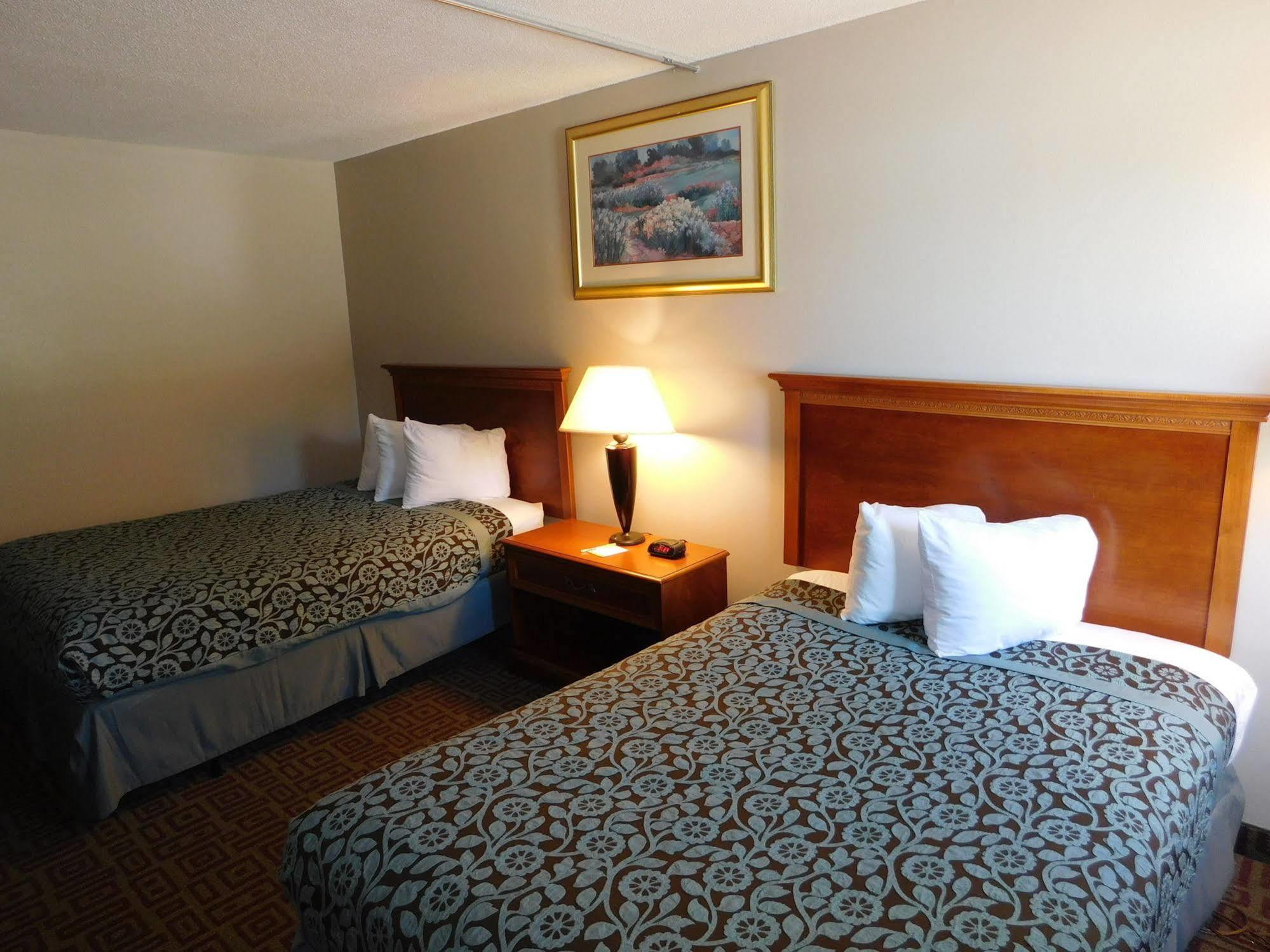 Days Inn By Wyndham West Branch Iowa City Area Екстериор снимка
