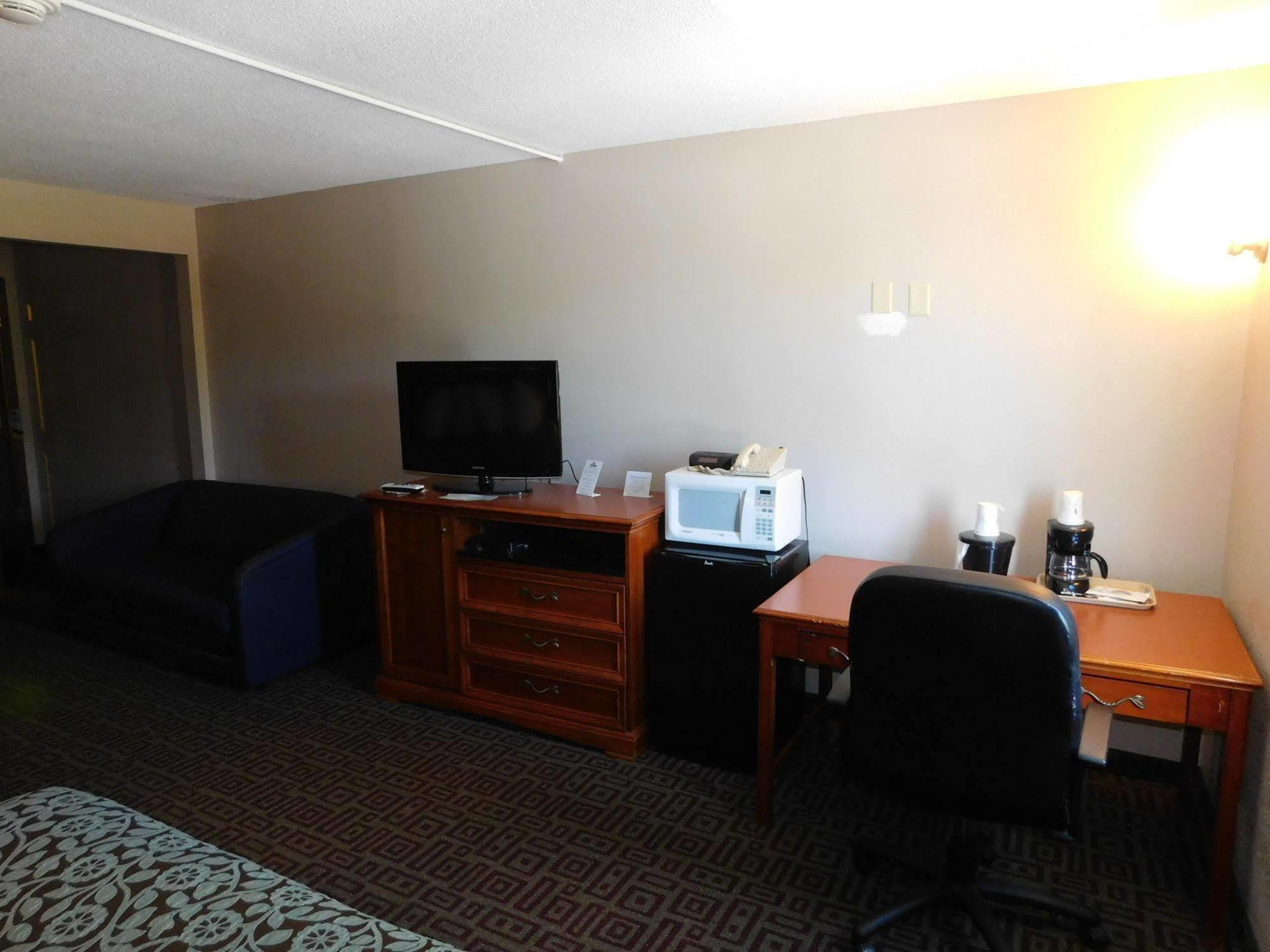 Days Inn By Wyndham West Branch Iowa City Area Екстериор снимка